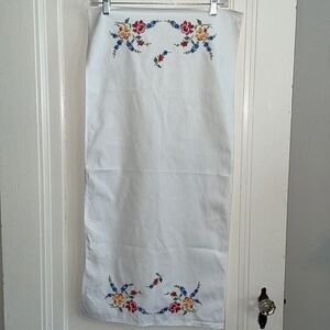 Vintage white cotton‎ table runner with floral embroidery